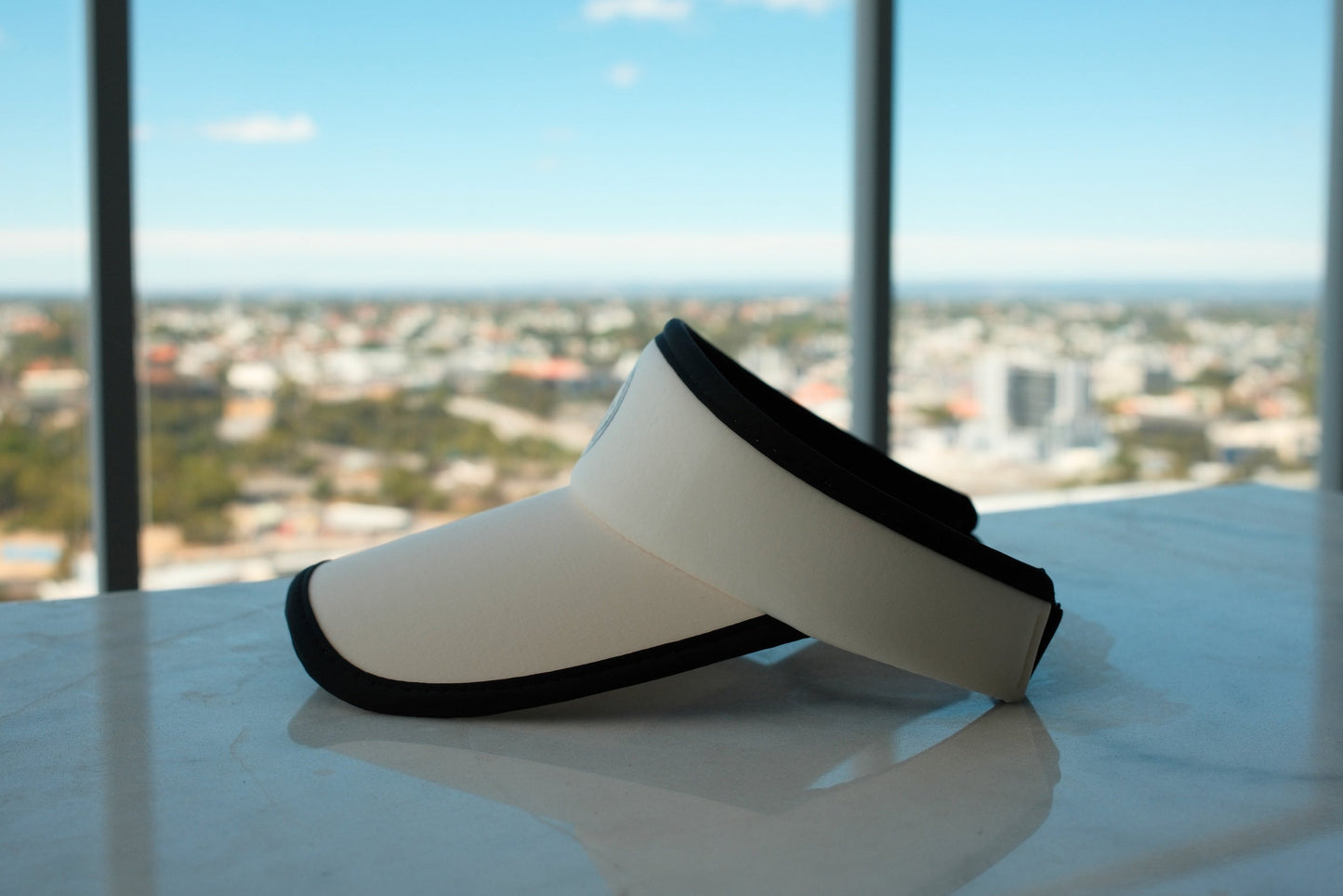 Beige padel visor cap – side view