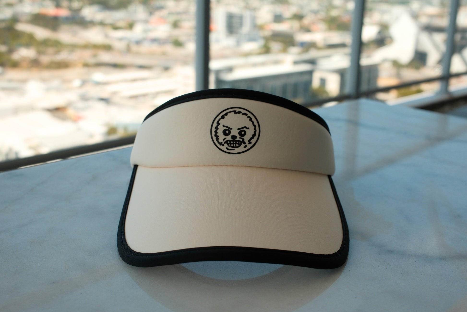 Beige padel visor cap – front view